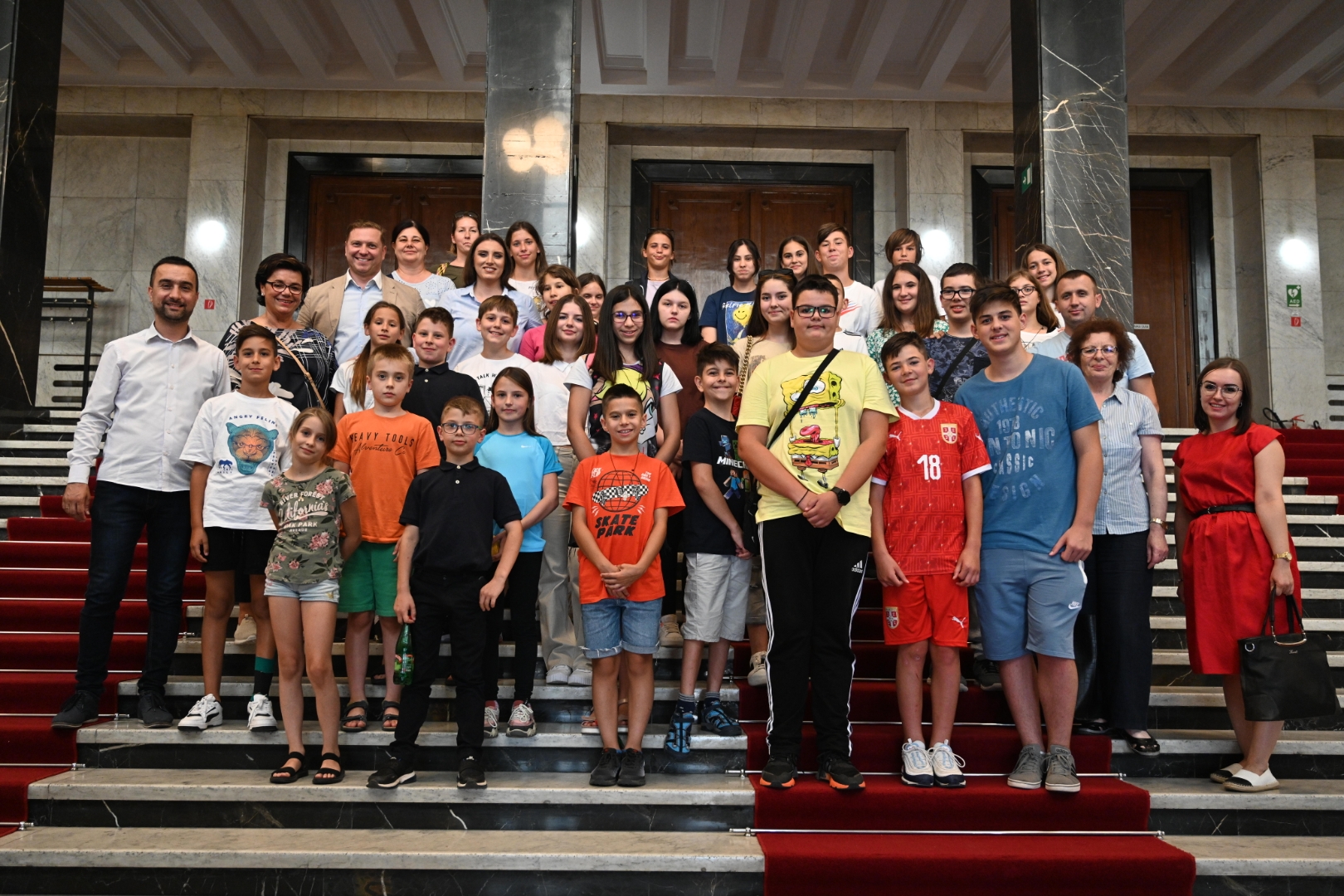 Učesnici Kampa za srpsku decu regiona i dijaspore u poseti Skupštini AP Vojvodine