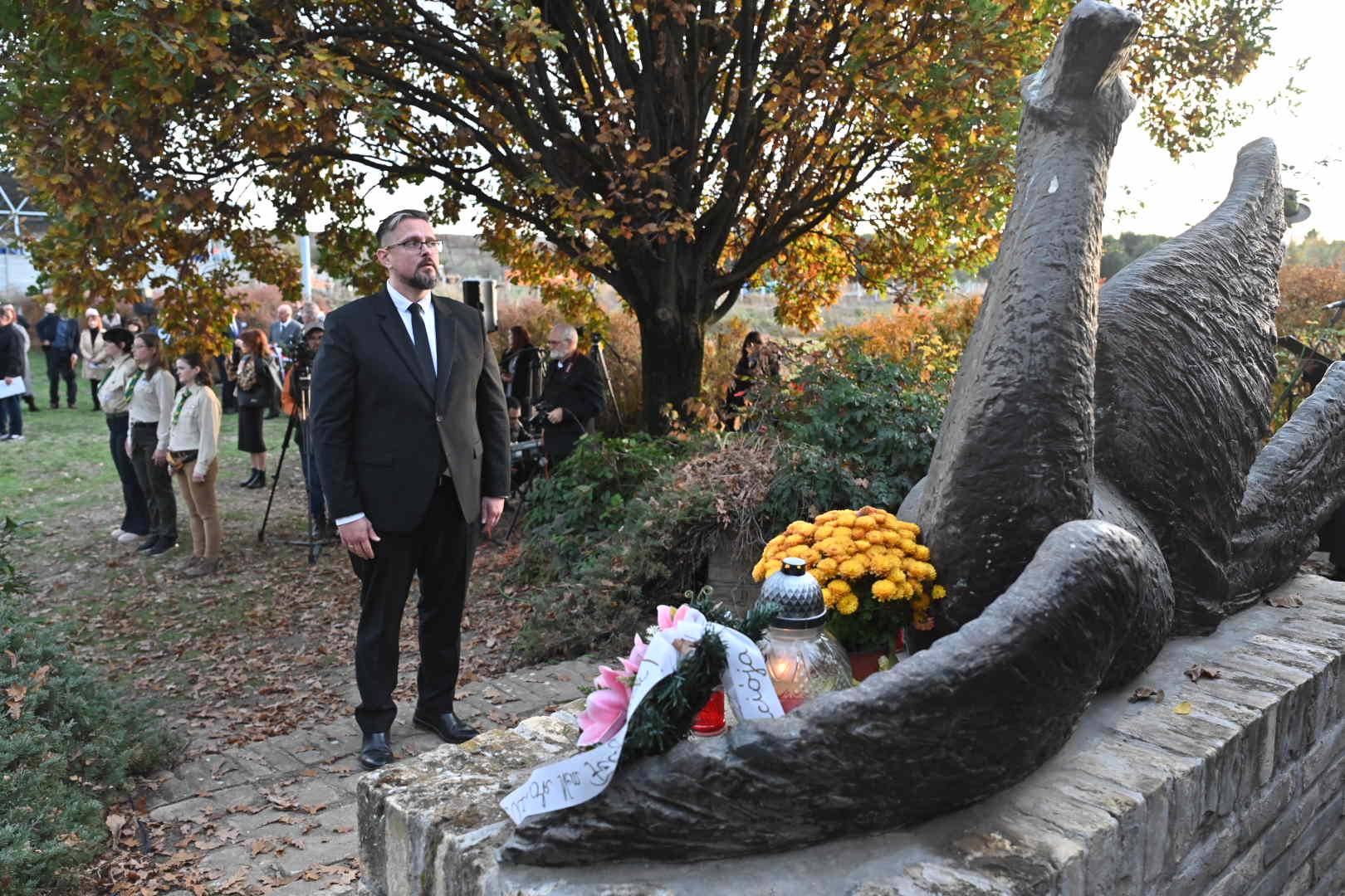 Председник Јухас положио венац на споменик „Птица сломљених крила“